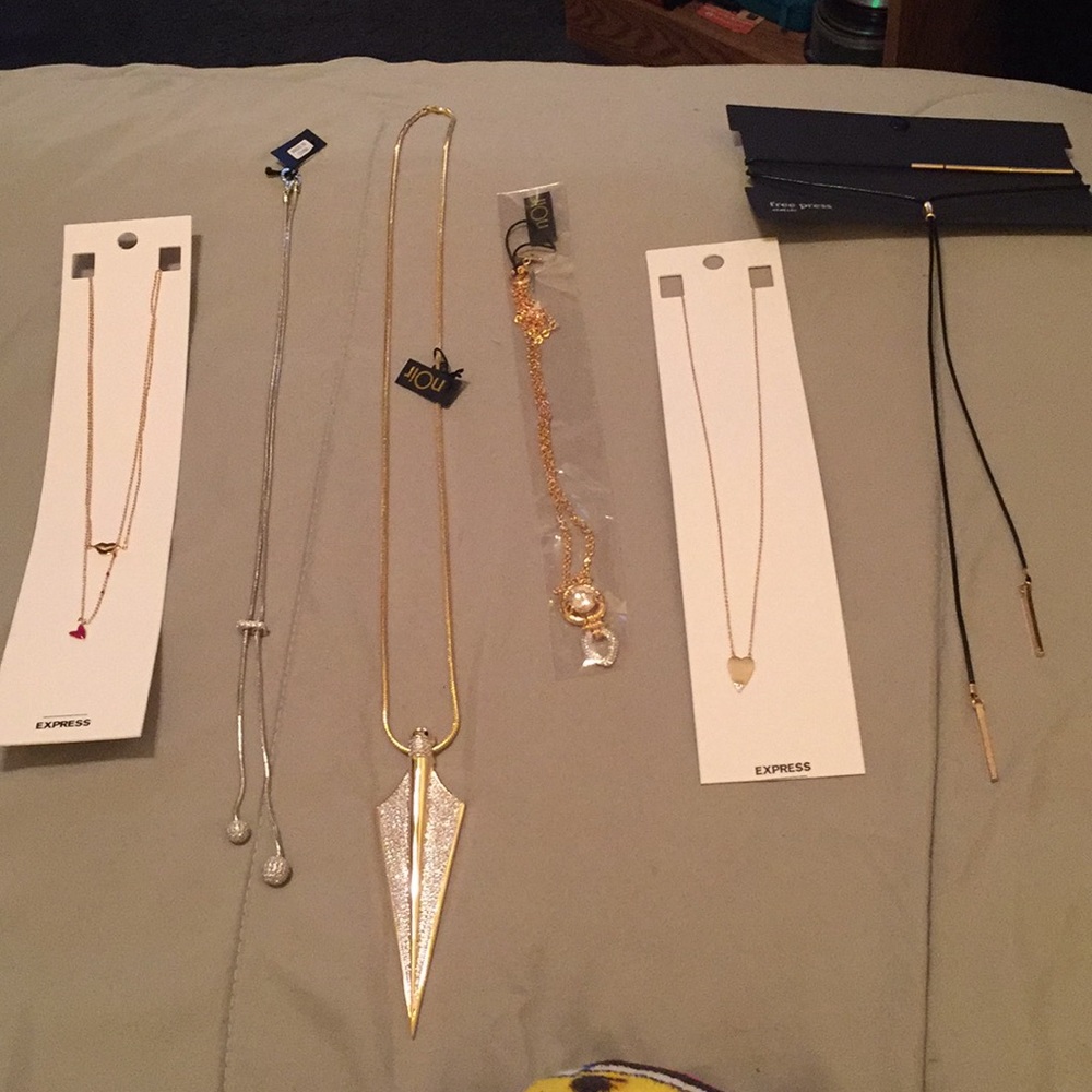 Necklaces Express, Noir, free press NWT